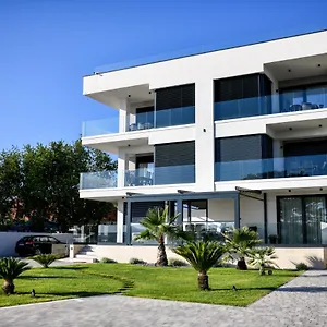 Crowonder & Oaza With Heated Swimming Pool And Sauna Aparthotel
